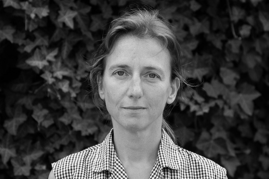 Du coup, Claire se retrouve seule à interpréter une Pleurante dans une ville lugubre. Punition ?
