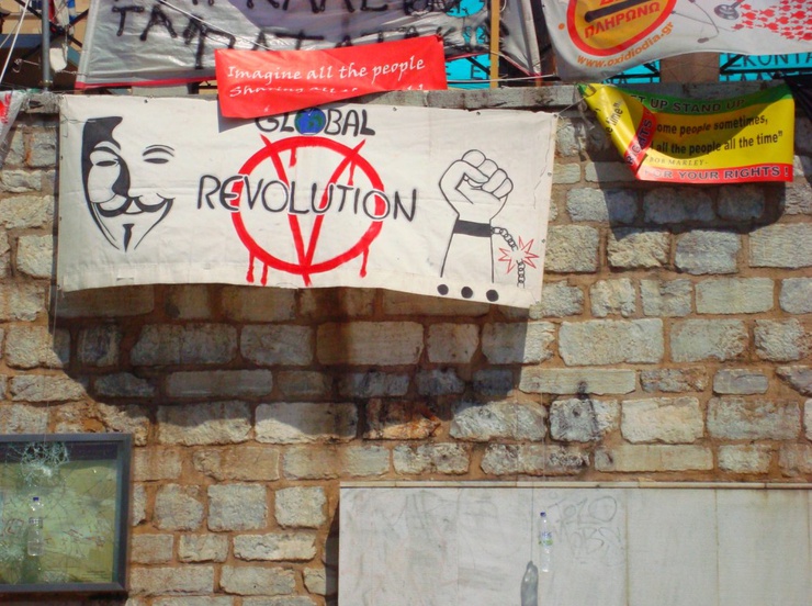 Pendant les solos de guitares, se rassemblent, autour des communistes place Syntagma, les hippies, les sans-abri, les militants politiques, les chômeurs, les artistes, les anarchistes, et les curieux. Et chacun a une opinion différente sur la crise ...