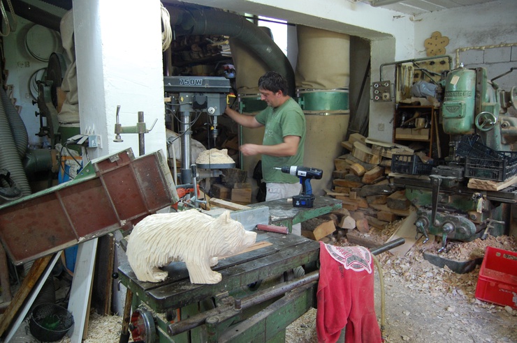 Ein kleiner Bär wird in 4 Minuten geschnitzt und kostet 4 Euro. Er landet dann im Export oder den Souvenirläden des Landes.