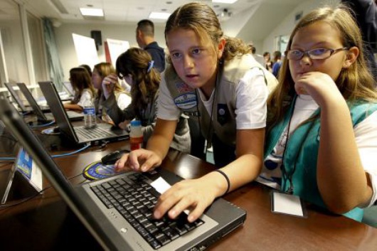 800px-US_Navy_101106-N-8863V-113_Girl_Scouts_compete_in_the_Mission_Ocean_Challenge_during_the_USS_California_Science_Experience_at_Naval_Surface_Warfare.jpg