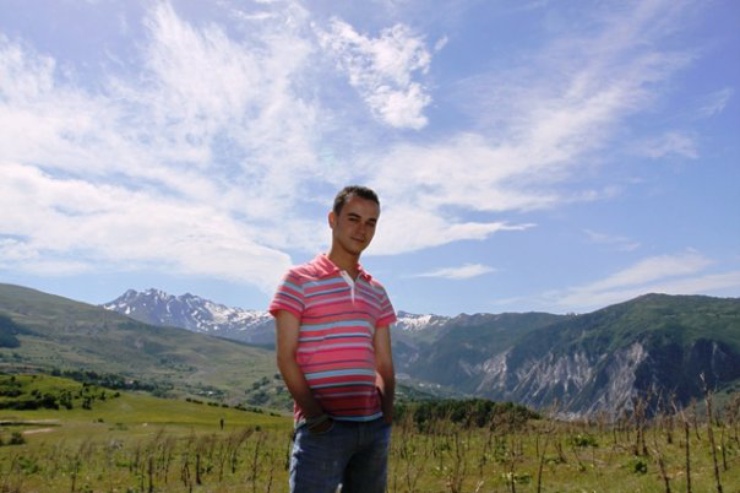 Kristi Pinderi Sullo sfondo le Alpi Dinariche, nel nord dell'Albania, uno dei luoghi più isolati del paese.