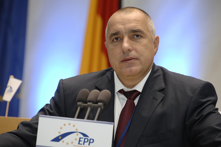 En démissionnant avec le gouvernement entier, Borisov ne prendra plus de décisions pour le peuple bulgare. En marge des élections législatives de juin 2013, cette démission pouvait très bien revêtir un caractère stratégique.