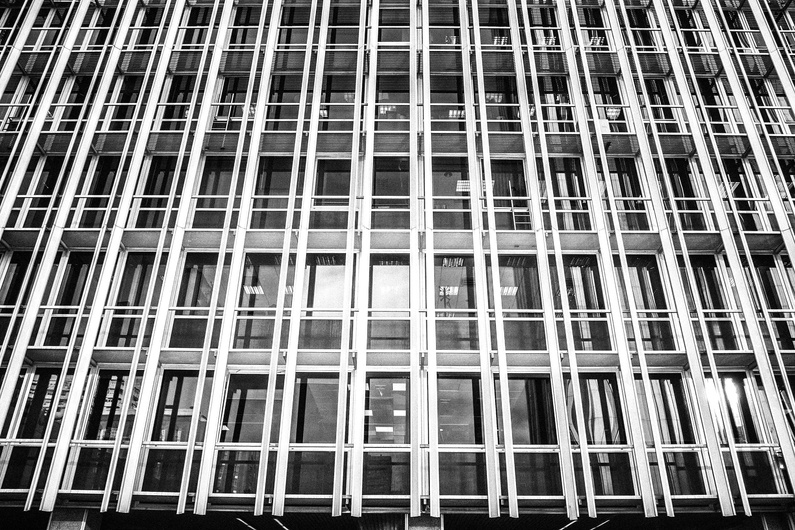 Durch die Fenster der Hochhäuser sieht man meistens nur die Deckenbeleuchtung, AZCA.