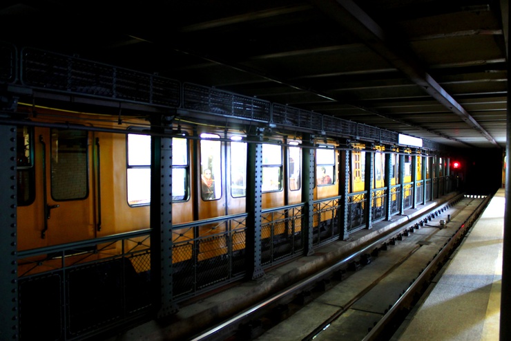 Interno della metro a Budapest.