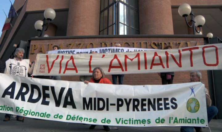 Protestas el 6 de abril de 2009, día de la primera audiencia preliminar del proceso contra Eternit
