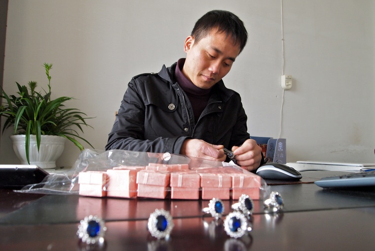 Hier: Zhou Minwang, der den Princess Diana Engagement Ring, eine Kopie des Originals, in der MingWang Jewelry Factory in Yiwu, Zhejiang, China produzieren lässt