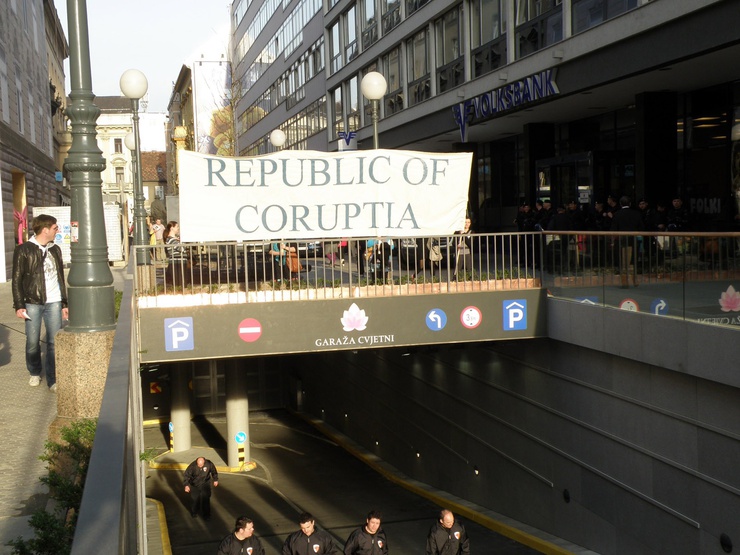 Ein 'Pravo na grad'-Banner im Stadtzentrum von Zagreb