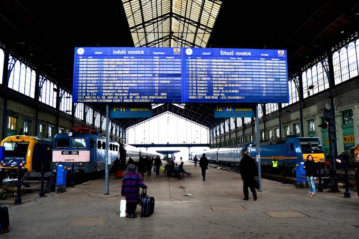 Bahnhöfe - nichts wie weg für Ungarns Jugend?