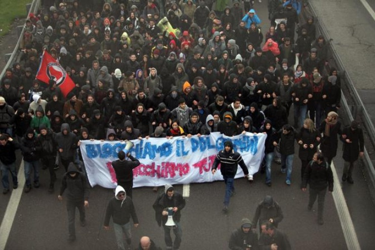 "Blocchiamo il ddl Gelmini, blocchiamo tutto" si legge sullo striscione dei manifestanti Ustawa o szkolnictwie wyższym ma znacząco obciąć fundusze na szkolenia i badania