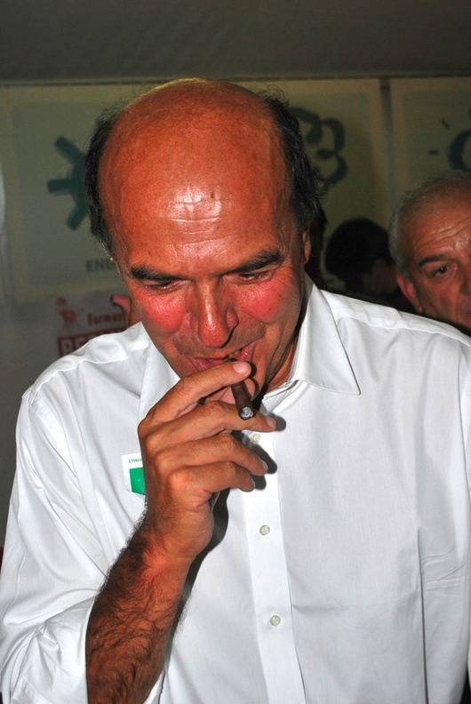 Le cigare au bord des lèvres.