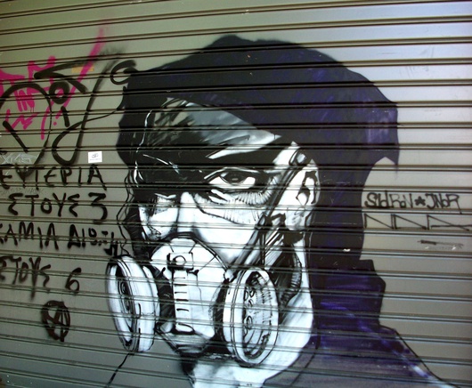 Les murs remplis de graffitis anarchistes témoignent plus de l'opposition à l'élite politique qu'à une haine des élites économiques