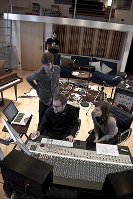 Pour enregistrer The Den, la chanteuse a passé 6 semaines en studio