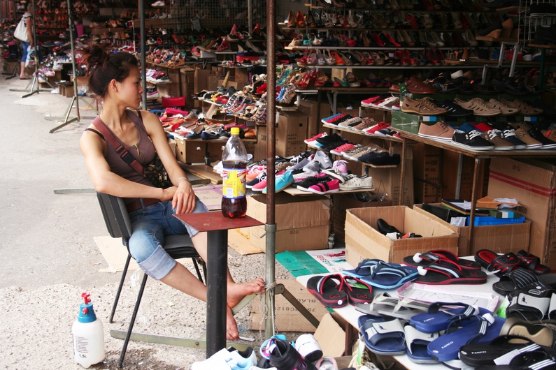 Dans ce petit marché, la communauté vietnamienne développe une grande partie de son activité commerciale.