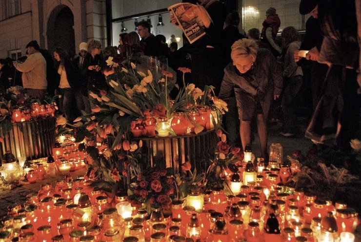 Poles in Warsaw on 10 April