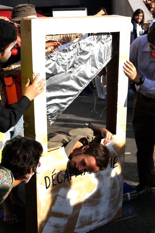 La Brigade Activiste des Clowns (BAC) intervient pour donner des couleurs à la manifestation