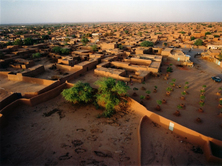 Le projet prévoit non seulement de former les touaregs à l'agriculture bio aussi de réaliser des projets architecturaux pour valoriser les ressources naturelles