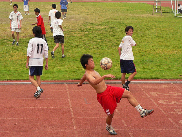 Pubblicata dall'Economist, la seguente battuta è indicativa della situazione del calcio cinese: alcuni cinesi si rivolgono a Buddha per chiedere un aiuto nella vita di tutti i giorni. "Potete abbassare i prezzi delle case, così che potremo permetterci un appartamento?". Vista l'indecisione della divinità, i cinesi fanno un'altra richiesta: "Potete far qualificare la Cina alla prossima Coppa del Mondo?". Dopo un lungo sospiro, Buddha risponde: "Parliamo di quell'appartamento che volete acquistare".