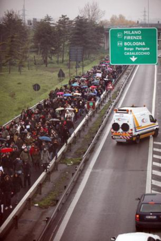 Bolońscy studencie wyszli... na autostradę A14