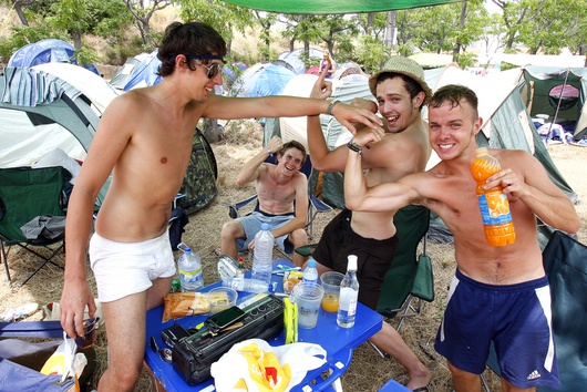Acampados divirtiéndose