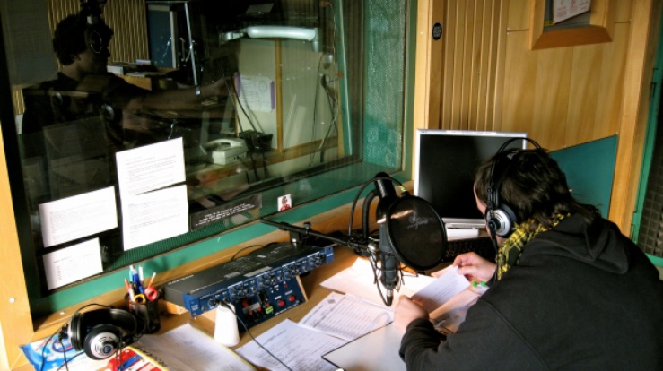 Matija (na zdjęciu), większość wolnego czasu spędza w niezależnej rozgłośni radiowej, mając nadzieję, że kiedyś, zdobędzie ona globalny zasięg.
