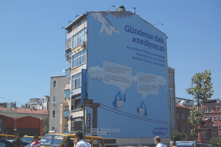 Położona niedaleko placu Taksim siedziba gazety. Cała fasada wykorzystana do zamieszczania wiadomości