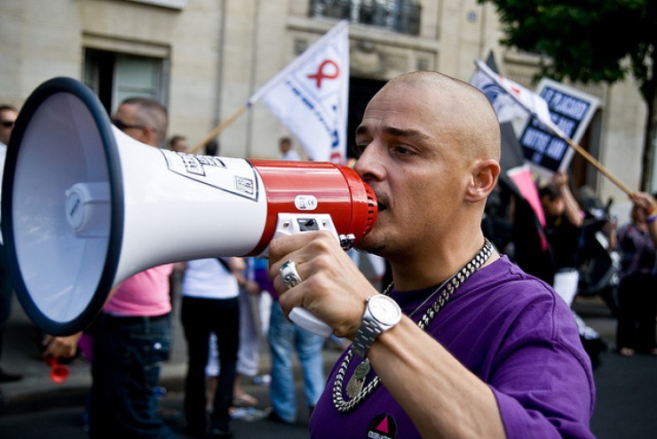 Dalla ricerca di L'autre cercle risulta che in Francia il 53% degli LGTB confessano di non poter parlare liberamente delle proprie preferenze sessuali.
