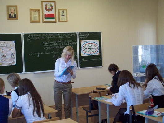 Anders als es das Bild nahelegt, handelt es sich um eine gemischte Schule.