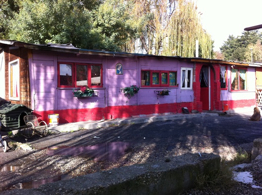 Derrière, une petite terrasse boisée. A l'intérieur une déco colorée dans les traditions de la culture rom