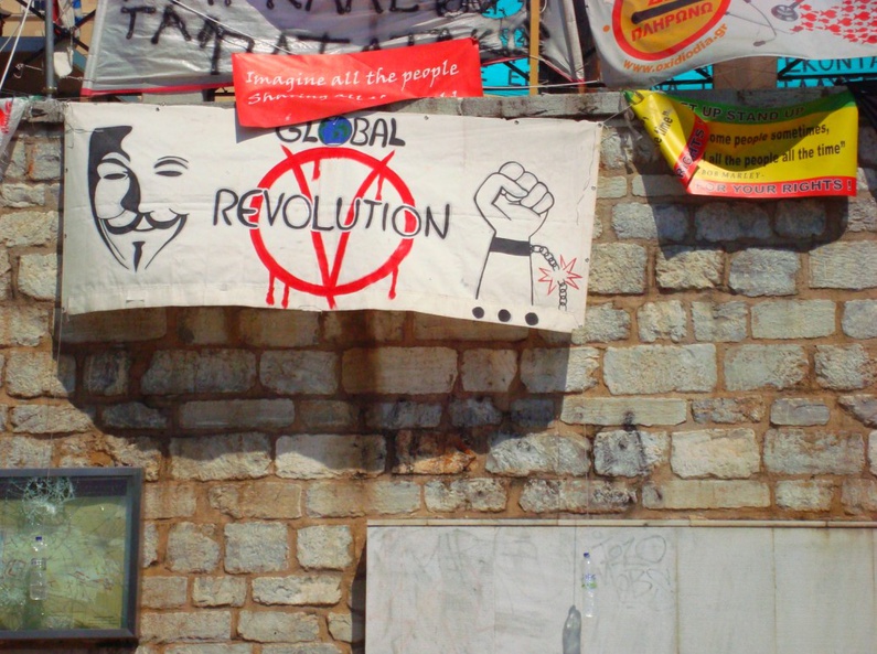 Mal spielt eine Rockband, mal wird die Krise mit Multimediainstallationen künstlerisch in Szene gesetzt. Dann tummeln sich auf dem Syntagma Platz Kommunisten, Hippies, Obdachlose, Politaktivisten, Arbeitslose, Künstler, Anarchos und Schaulustige – und jeder hat eine andere Meinung zur Krise... 