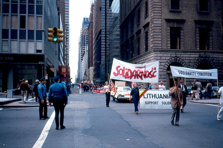 "Lituania apoya a Solidarnosc", dice una de las pancartas