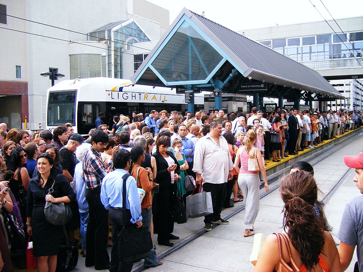Pendant l'arrêt du trafic aérien, Les stations ferroviaires sont prises d'assault par des voyageurs angoissés