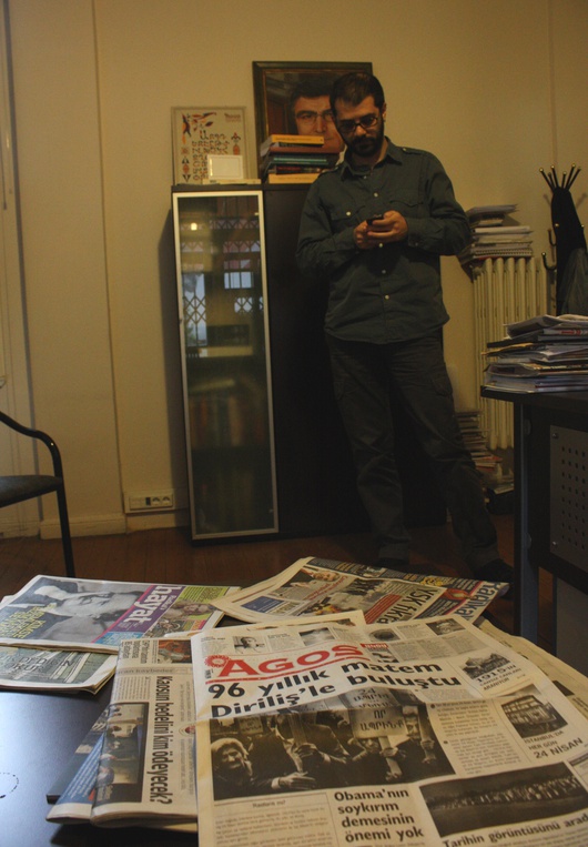 In primo piano, la copertina sul 96° anniversario del genocidio, alle sue spalle un ritratto di Hrant Dink