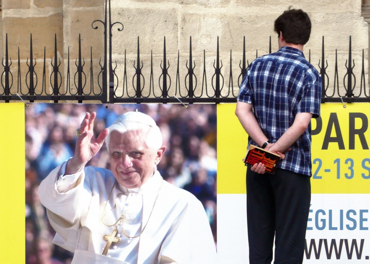 Est-ce que le compte Twitter de l'Eglise suffira à changer son image ?