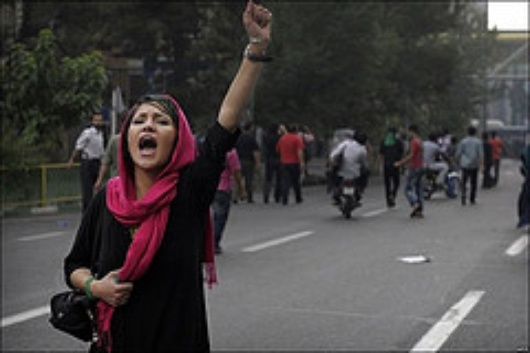 Demonstrantin schreit ihren Protest heraus (Flickr)