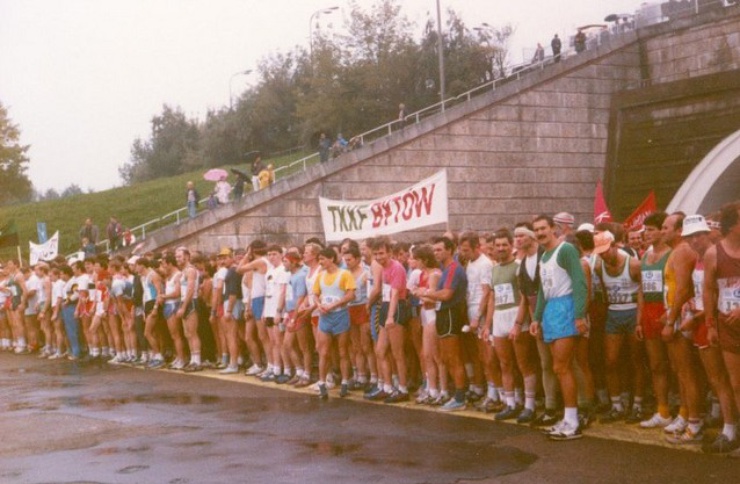 Beginn des Marathonlaufs am Stadium Dziesięciolecia. 1980.