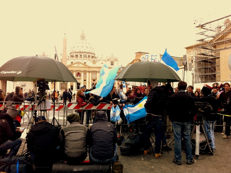 L'assedio delle tv in piazza San Pietro