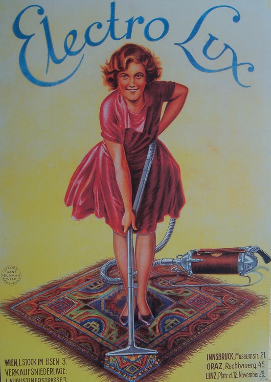 Oui car à l'époque, selon les publicitaires, la ménagère de moins de 50 ans, est contente avec un aspirateur.