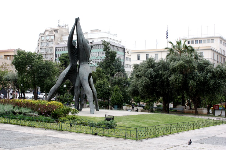 Une immense statue préside la place de Klafthmonos d'Athènes. De nombreux partisans LGBT s'y rendront le 8 juin 2013, à l'occasion de la 9ième édition de l'Athens Pride. 