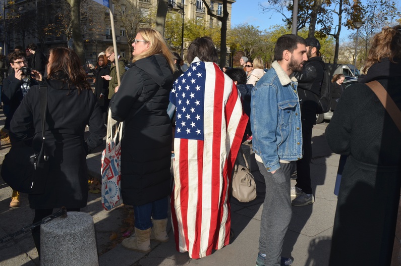 Eine Demonstrantin im Nationalstolz.
