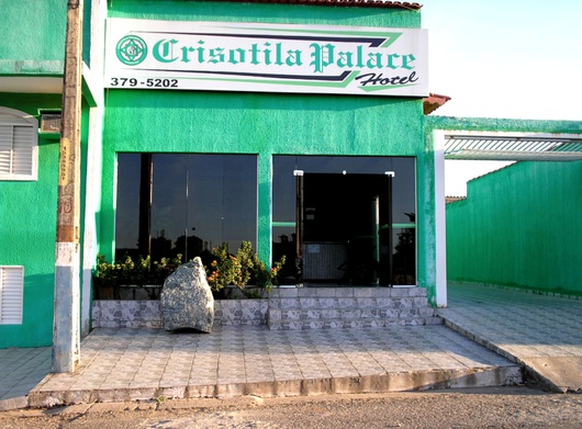  L'ingresso è simbolicamente "decorato" da un pezzo di Chrysotile, l'amianto bianco