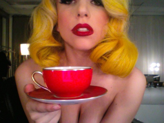 En guise de bougie, une tasse de thé pour masquer sa nudité