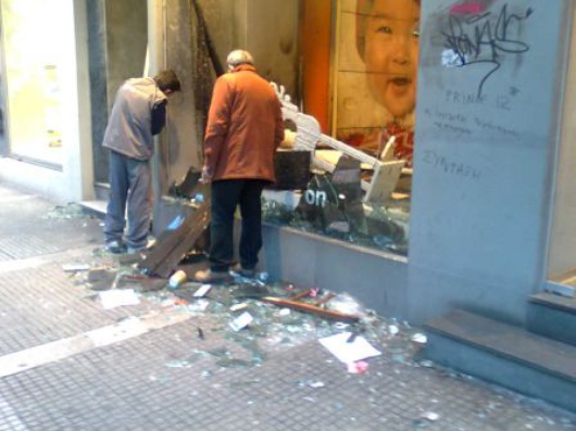 vitrinebruleeetcassee_tsimiski.jpg