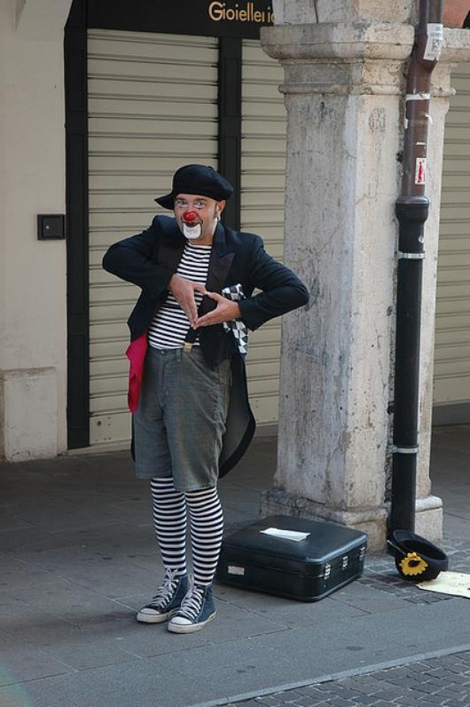 Come rifiutargli qualche moneta? Ma... attenzione al cambio!