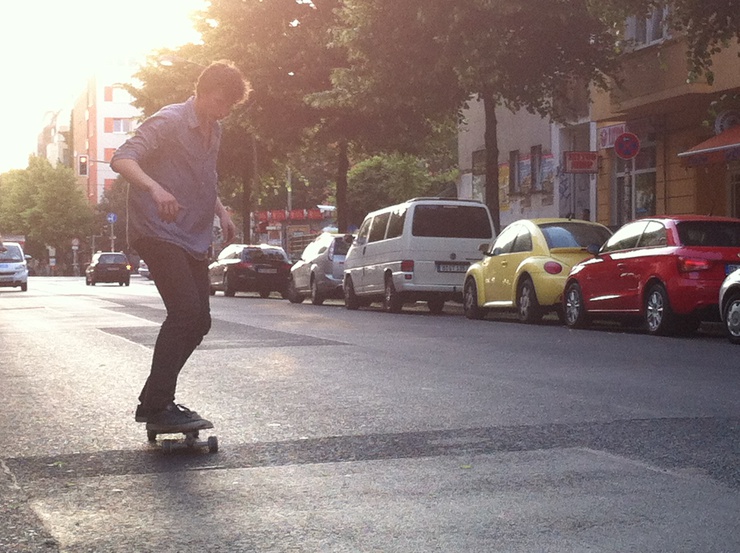 Un amico di Janko ci confida: "si è fatto bocciare due volte per allenarsi sul longboard. Eppure, non ho mai visto nessuno della sua età che fosse così bravo".