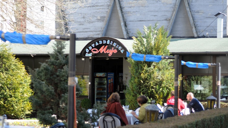 "Venir ici sans goûter un ćevap, c’est comme…venir à Paris et ne pas visiter la Tour Eiffel !" s'enflamme un des clients
