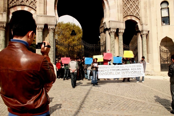 Les militants de la youth opposition manifestent à l'entrée de l'université d'Istanbul Ils s'opposent aux intrusions fréquentes de policiers dans l'enceinte de l'université