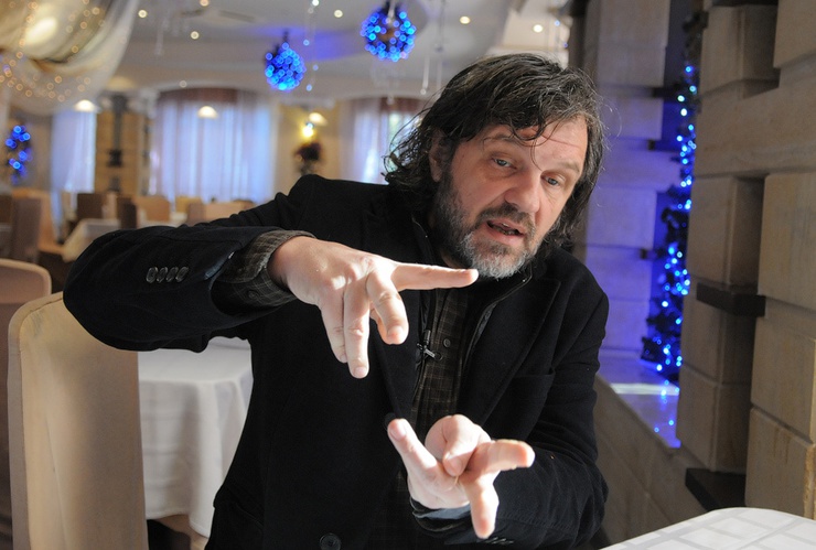 Kusturica essaie d'expliquer Le Pont sur la Drina en faisant un shifumi.