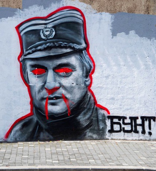 Ses nombreux crimes de guerre imputés à d'autres/ Son implication dans la guerre de Bosnie / Le massacre de Srebrenica... Mladic est multi-tasking.