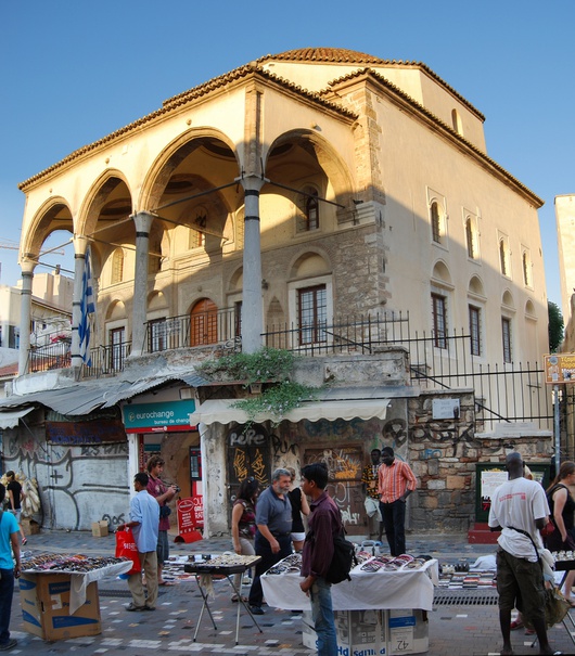A l'inverse, la nouvelle vague d'immigrants africains et asiatiques est plus tardive. Ici, des migrants tentent de gagner leur vie sur la place de Monastiraki à Athènes 