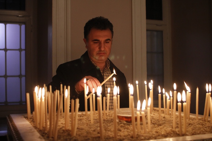 Une fois la mort du Christ annoncée, les chants grégoriens ont continué dans la pénombre